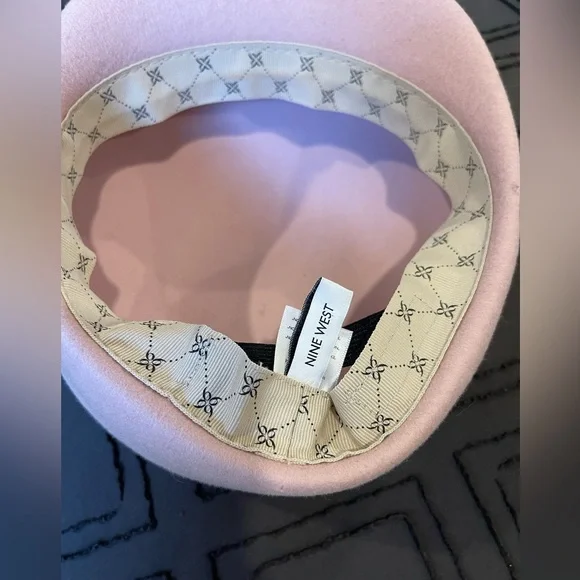 Beautiful pink hat - super soft - beautiful fit - Picture 4 of 4